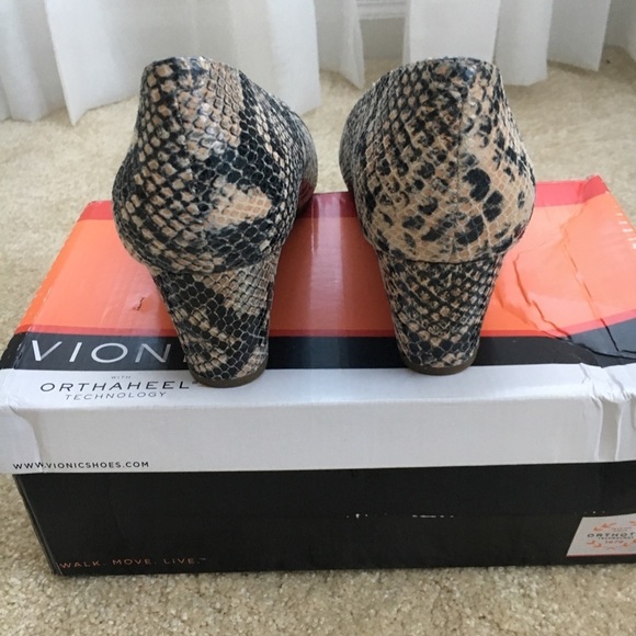 𝅺VIONIC cushioned snakeskin wedge - Picture 3 of 10
